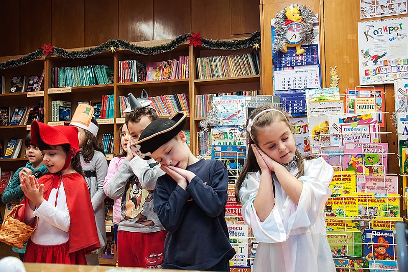 _DSC2003 copy.jpg - Откриване на изложба с рисунки на деца от ЦДГ "Синчец" в Детски и средношколски комплекс